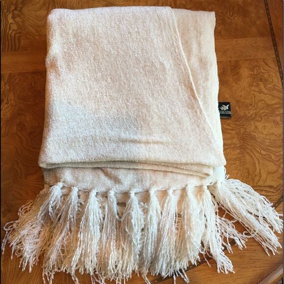 WHITE CHENILLE Like Fringed Throw - Picture 1 of 8